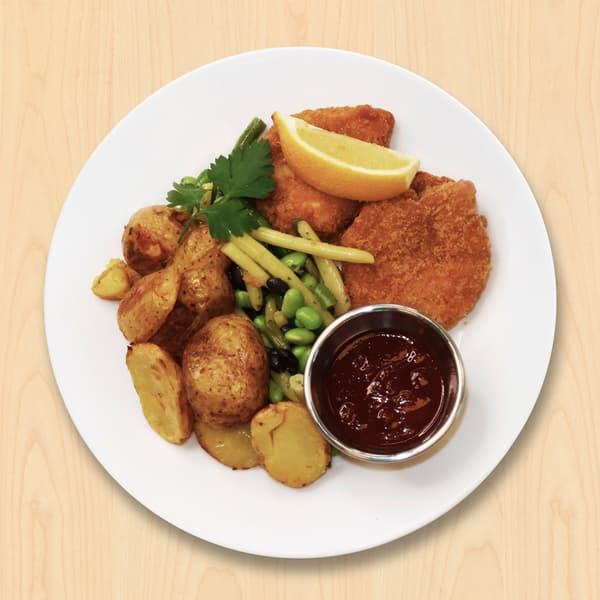 Paneret kyllingebryst
2 stk. paneret kyllingebryst serveret med bønnebix, kartofler, citron og barbequesauce

89.-