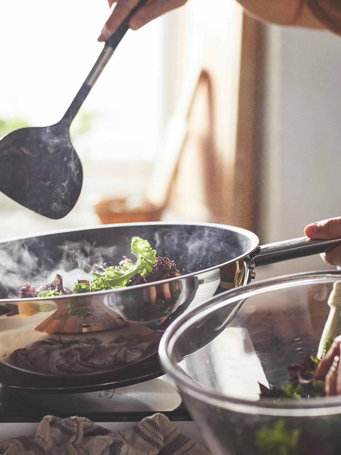 Pánev wok IKEA 365+ se zeleninou.