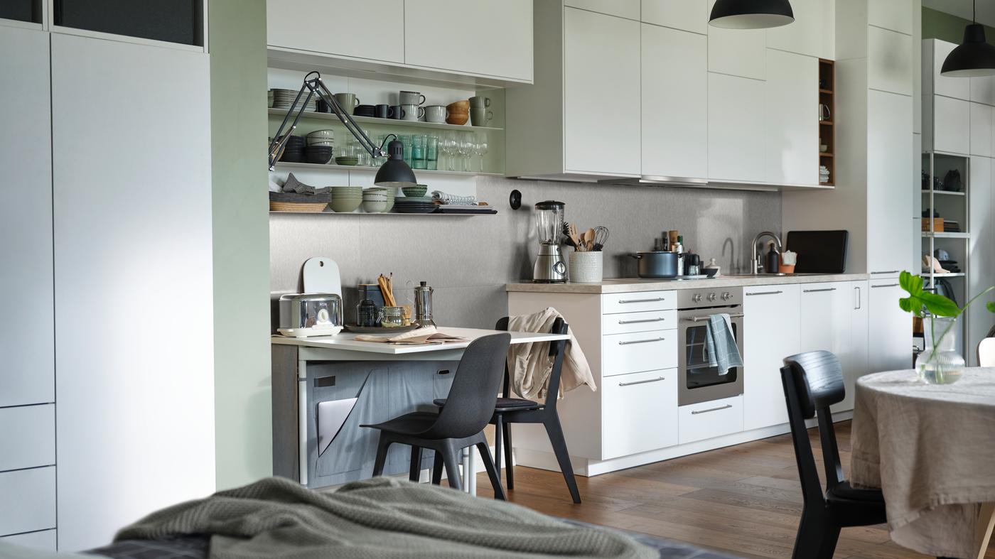 Pangsapuri pelan terbuka dengan meja kaki lipat KALLHÄLL dengan storan dan dapur METOD berwarna putih dengan lantai pada kabinet siling.