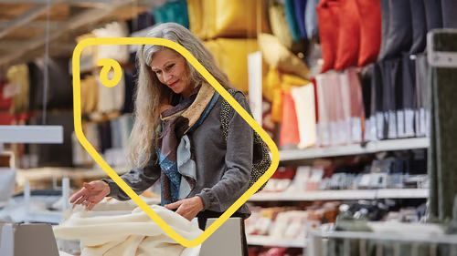 paní vybírá textil