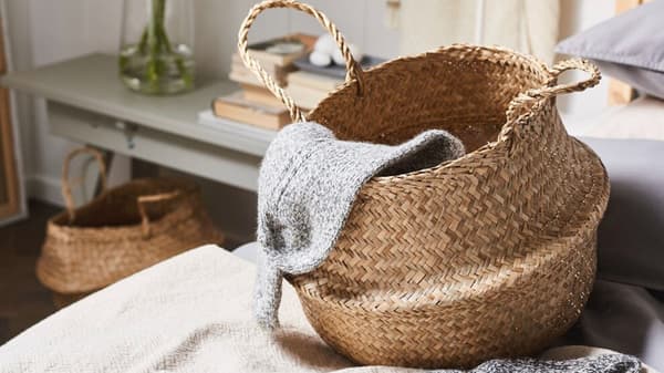 Panier en jonc posé sur un lit
