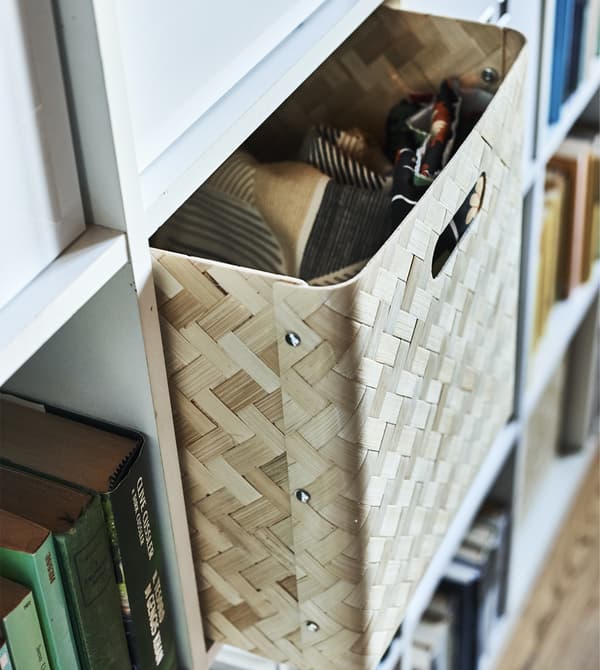 Panier en osier dans une étagère KALLAX.