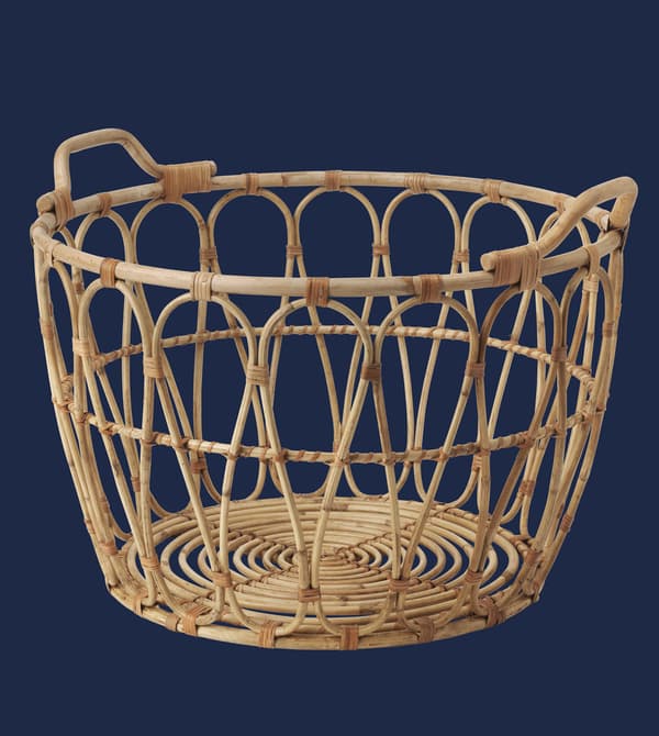 Panier en osier sur un fond bleu.