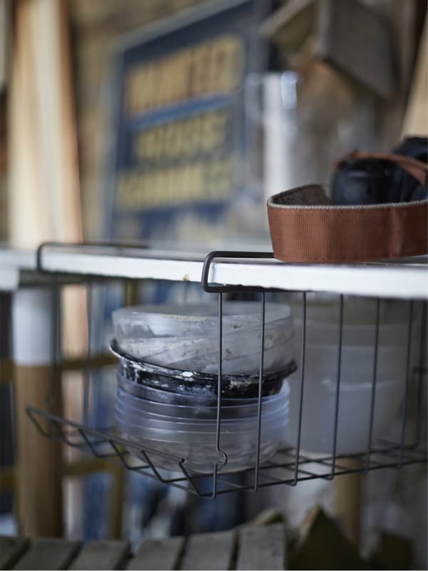 Paniers de rangement accrochés à une tablette