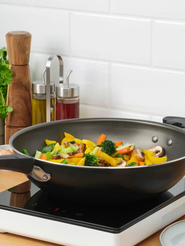 Panvica so zeleninou na prenosnej indukčnej varnej doske TILLREDA.