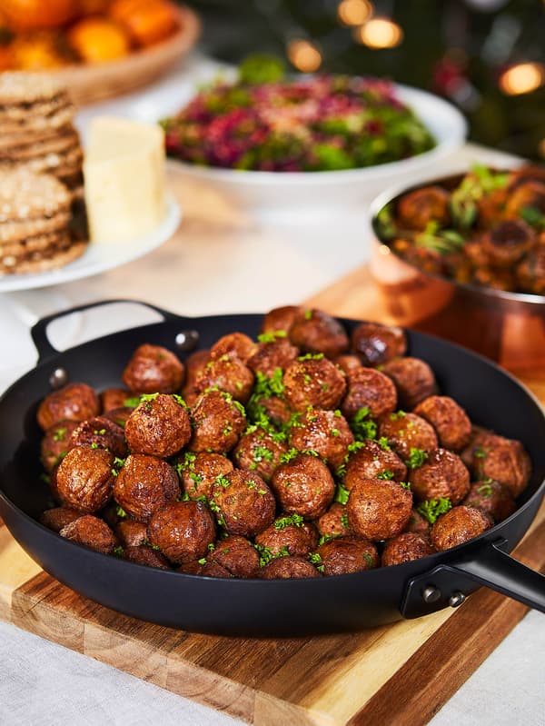 Panvica VARDAGEN plná bezmäsitých guľôčok HUVUDROLL.