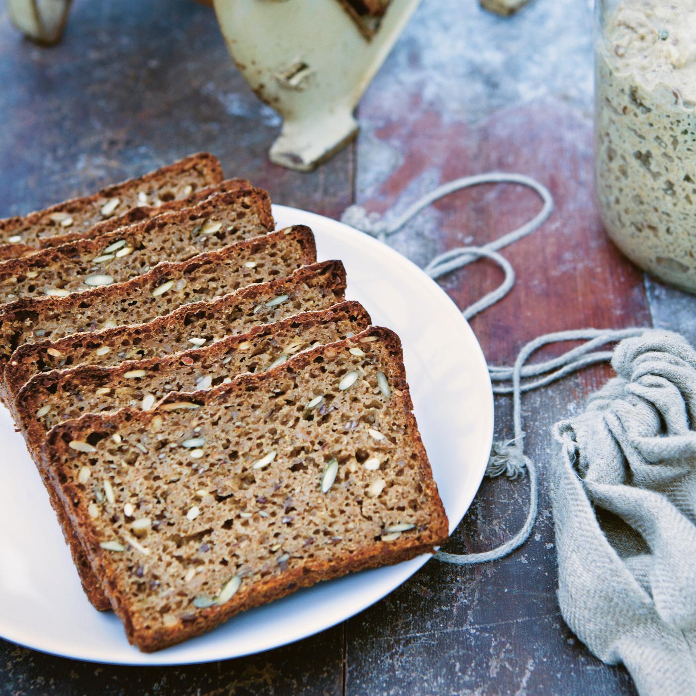 Pão de centeio dinamarquês num prato branco