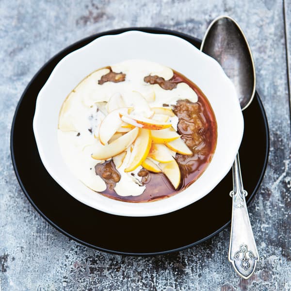 Papa de centeio com maçãs, natas e xarope de ácer