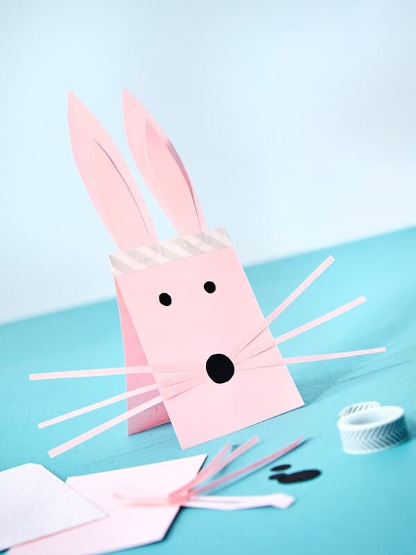 Papir kan bli til så mangt – hva med en påskehare? Lag bordkort til påskebordet eller morsomme figurer, slik som denne rosa påskeharen. Alt du trenger er fargerikt papir, saks teip og tegnesaker. 