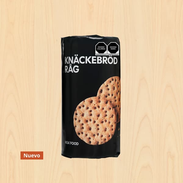 Paquete de KNÄCKEBRÖD RÅG, pan crujiente envase negro.
