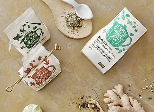Paquetes de té EGENTID e follas de té soltas nunha culler.