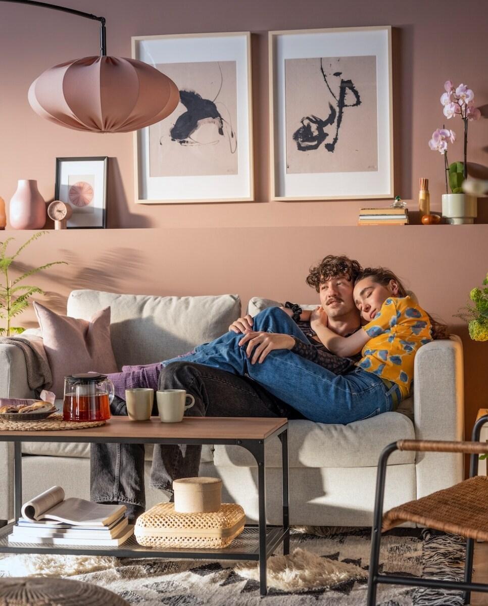 Par objet sedi na sedežni garnituri v dnevni sobi.