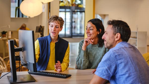 pár plánující v ikea