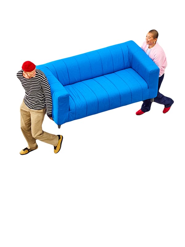 para niosąca niebieską kanapę