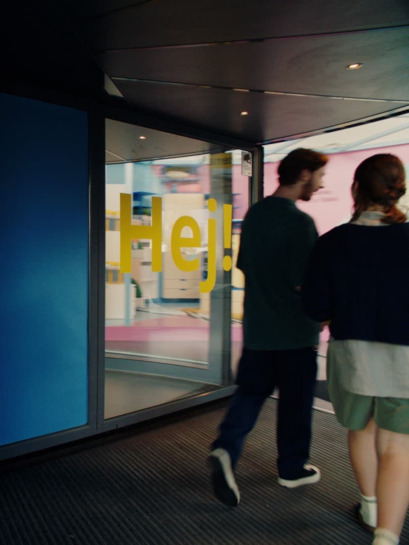 Para wchodząca do sklepu IKEA przez drzwi obrotowe