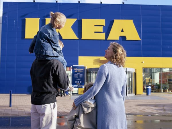 Para z dwójką dzieci stoją przed sklepem IKEA.