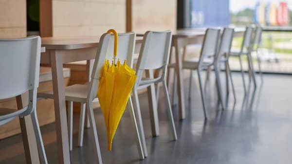 Paraplu die eenzaam hangt aan een stoel