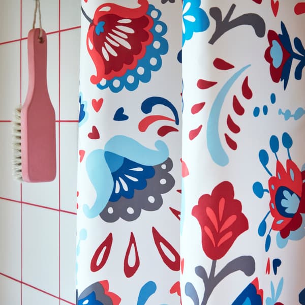 Parede rosa con taboleiro, lousa e reloxo.