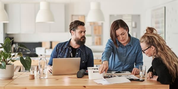 pareja en IKEA planificando
