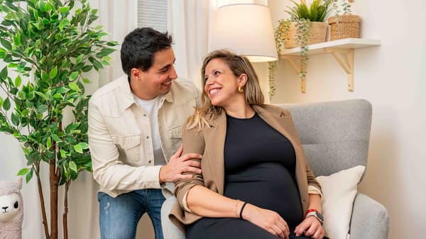 pareja feliz en la habitacíon recién reformada para el bebé