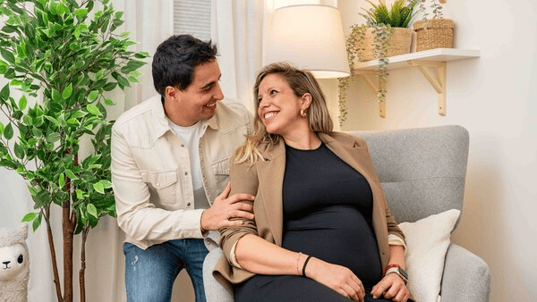 Parella feliç a l'habitació acabada de reformar per al nadó.