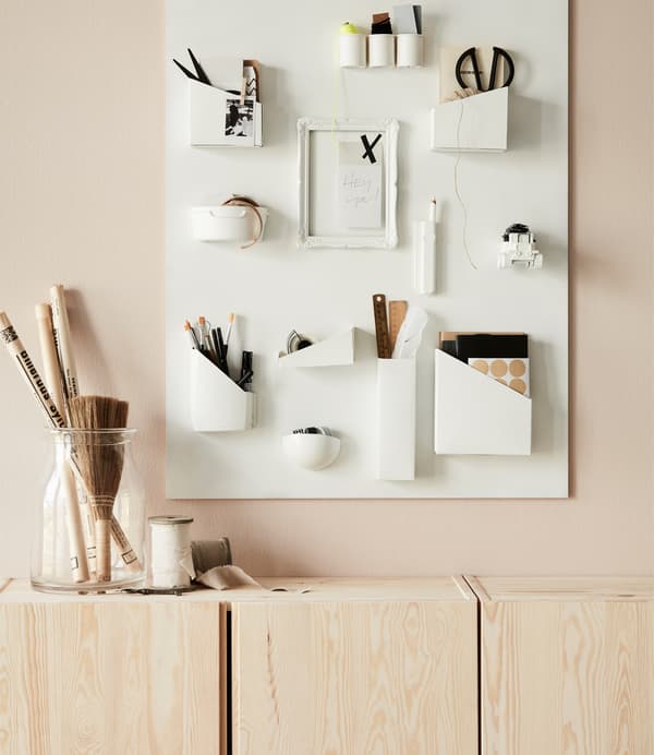 Parfois, les choses les plus simples sont les plus belles, et les plus intelligentes ! Utilisez deux éléments IVAR en bois non traité pour ranger des choses que vous voulez cacher.