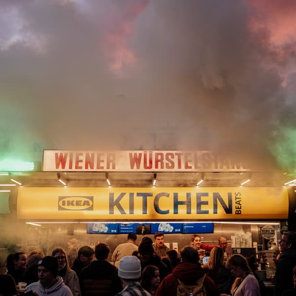 Party Foto mit tanzenden Leuten beim Wiener Würstelstand.