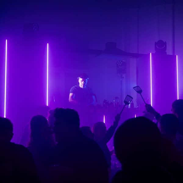 Party Foto mit tanzenden Leuten COFFEE & HAUS im Schlosscafé​ Eggenberg.