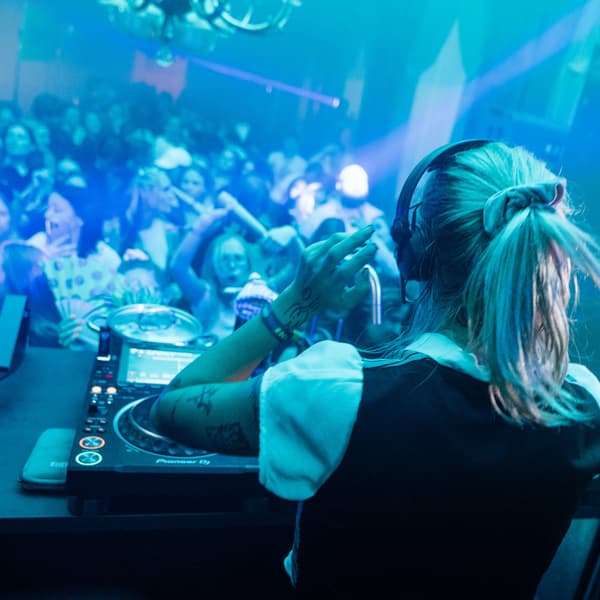 Party Foto mit tanzenden Leuten im Café Landtmann in Wien und der DJ Anna Ullrich.