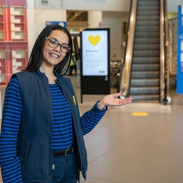 Pasitinkantis asmuo pasitinka prie įėjimų