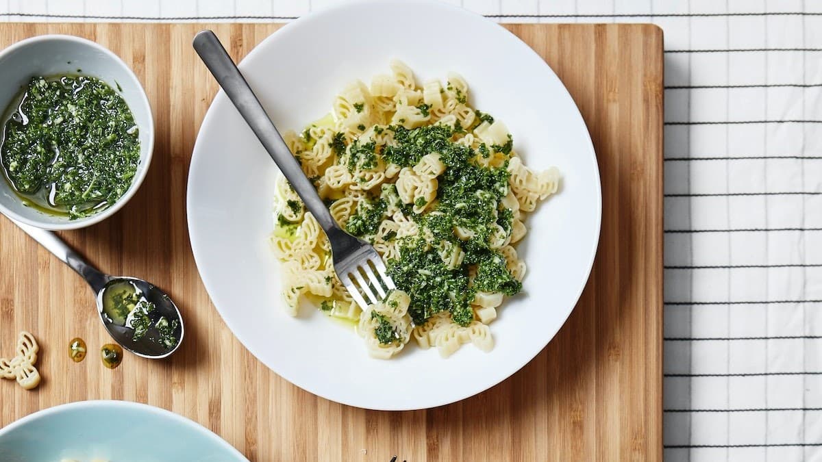 Pasta mit Möhrengrün-Pesto