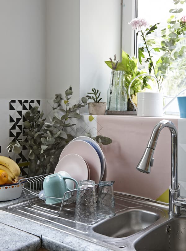 Pastel-coloured dinnerware