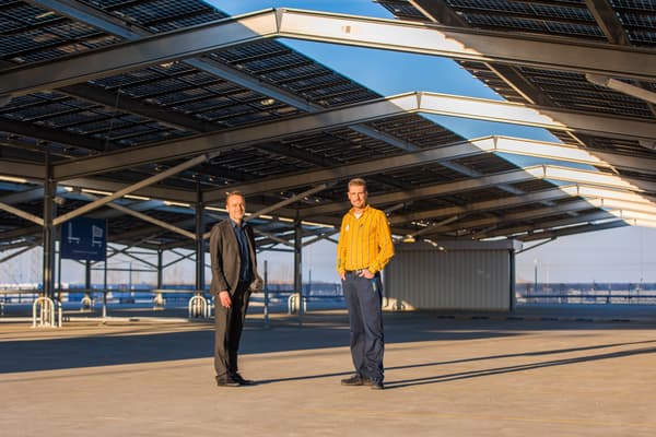 Paul van Liempd, duurzaamheidswethouder van Son en Breugel en Kim Korsten, Deputy market manager IKEA Eindhoven