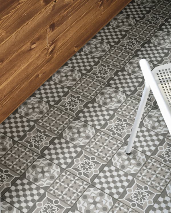 Pavimento ricoperto con una pedana da esterno MÄLLSTEN grigio/bianca. I diversi motivi creano una composizione personalizzata - IKEA