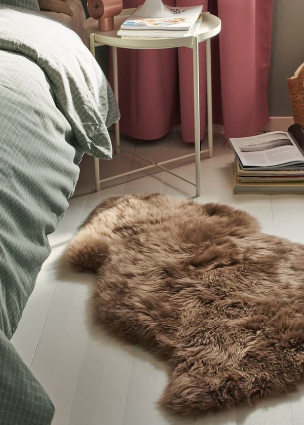 Peau de mouton ULLERSLEV au pied d’un lit. 