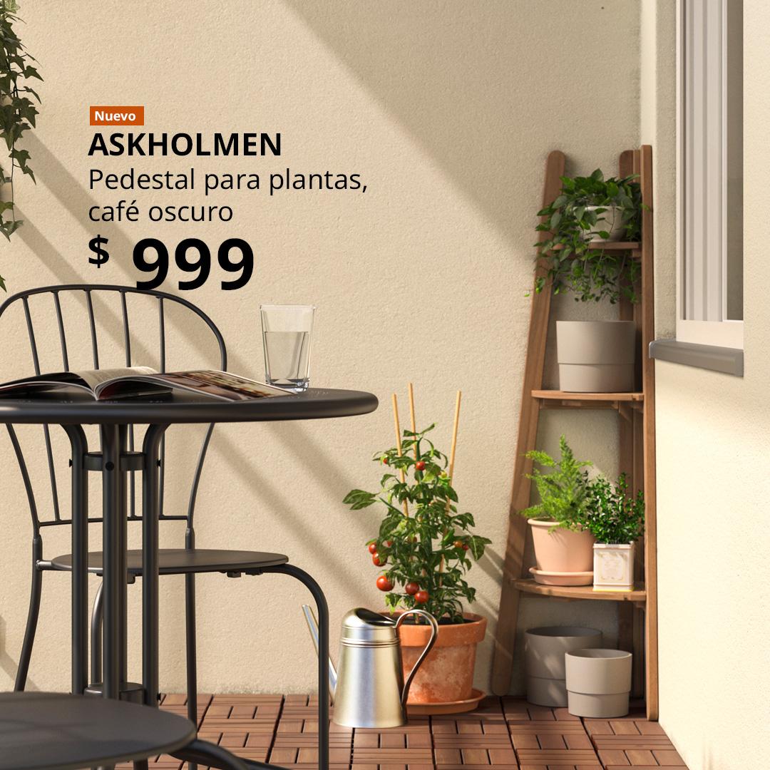 Pedestal para plantas ASKHOLMEN en color café oscuro, colocado en un blacón con varias plantas en macetas en sus tres repisas.