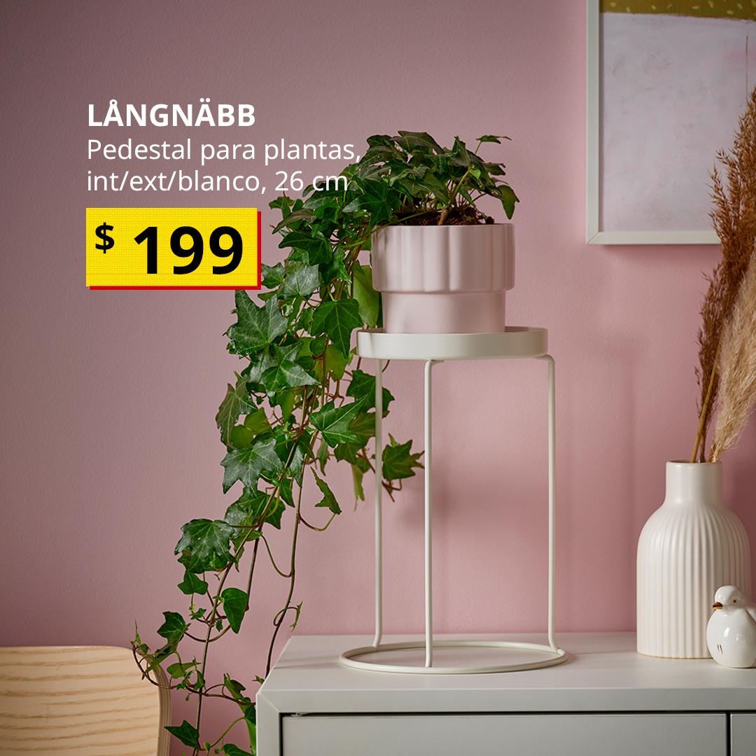 Pedestal para plantas LÅNGNÄBB blanco para interior y exterior, colocado en un espacio interior.