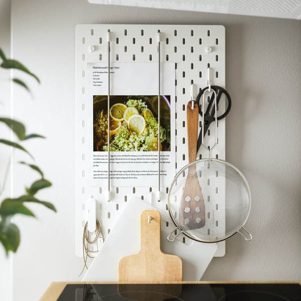 Pegboards sind voll im Trend: hier ist die IKEA Lochwand SKÅDIS im Einsatz in der Küche.