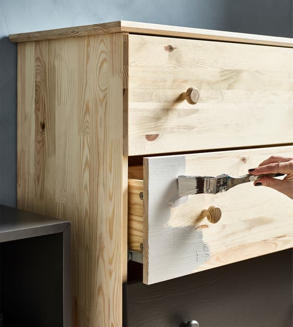 Peignez chaque tiroir d’une commode TARVA dans une couleur différente pour l’individualiser et organiser la vie en commun.