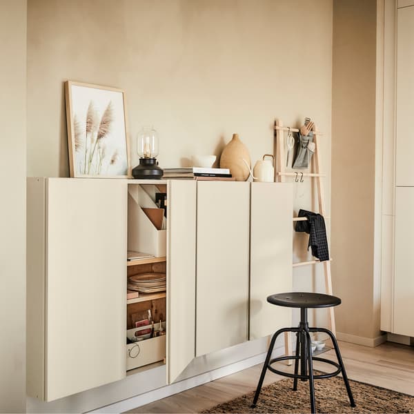 Peignez sans tracas l’armoire IVAR, en pin non traité, de la même couleur que le mur. Équilibre visuel assuré!
