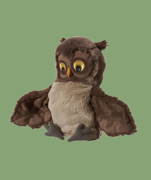 Peluche de hibou sur fond vert.