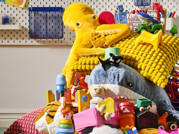 Peluches, coussins et jouets colorés pour enfants