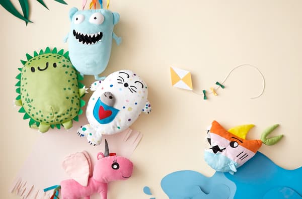 Peluches dont les visages et les caractéristiques ont été dessinés par des enfants, pour ensuite être produites par IKEA et vendues dans les magasins IKEA du monde entier.