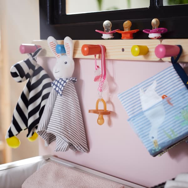 Peluches et tétines sont à portée de main sur la patère FLISAT