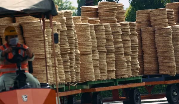 Pentru a răspunde cererii tot mai mari din partea clienților, IKEA oferă suporturi pentru farfurie realizate atât manual, cât și la mașină. Deoarece suporturile executate la mașină pot fi produse în cantități mai mari, producția IKEA SOARÉ poate continua la fel ca în prezent.