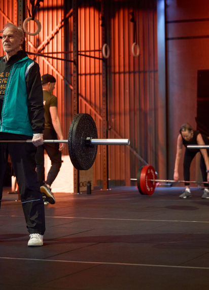 People deadlifting in gym