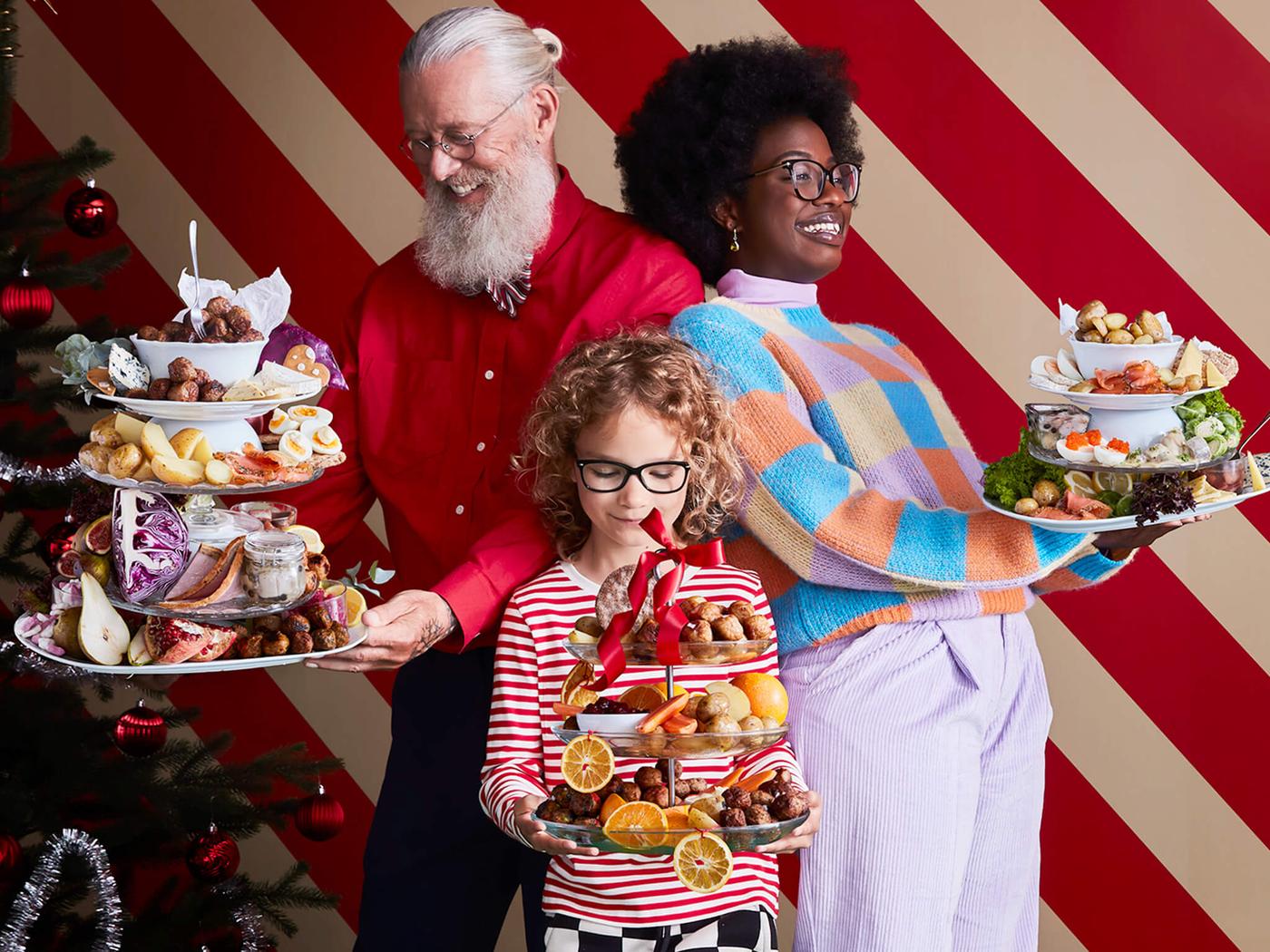 Люди, держащие еду