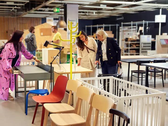 People in the Bargain corner