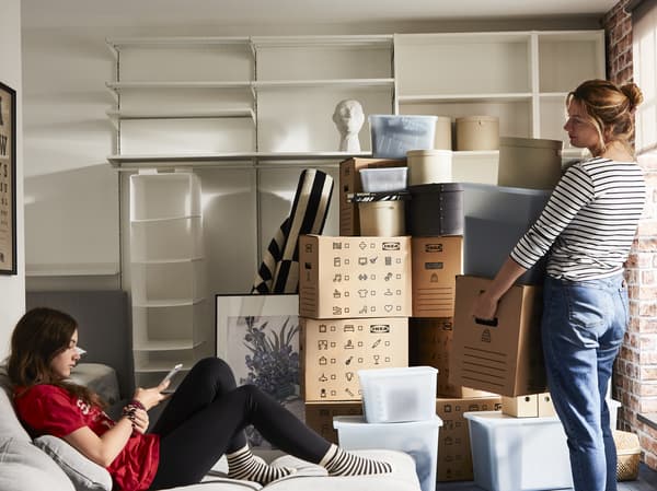 People moving into a new home with brown DUNDERGUBBE moving boxes