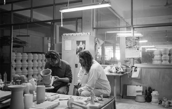 Per B. Sundberg e Nike Karlsson lavorano a un vaso per piante in laboratorio.